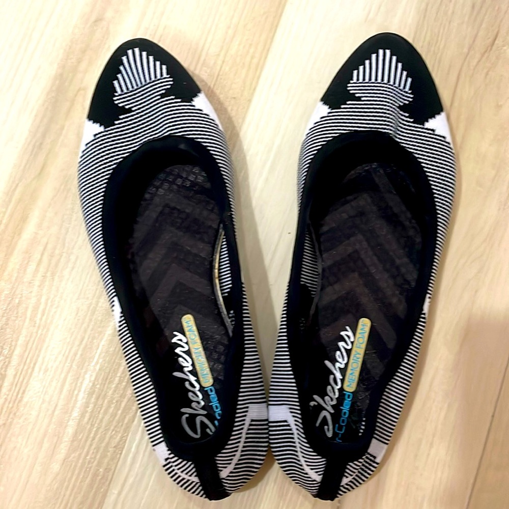 Skechers woven flats size 7 geometric black white